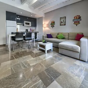 En Casco Historico Con Terraza Comunitaria Y Parking Opcional Apartamento Granada